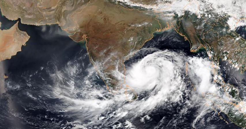 India plans to evacuate 800,000 as cyclone nears east coast