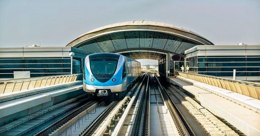 Carry two pieces of luggage in Dubai Metro on your way to the airport