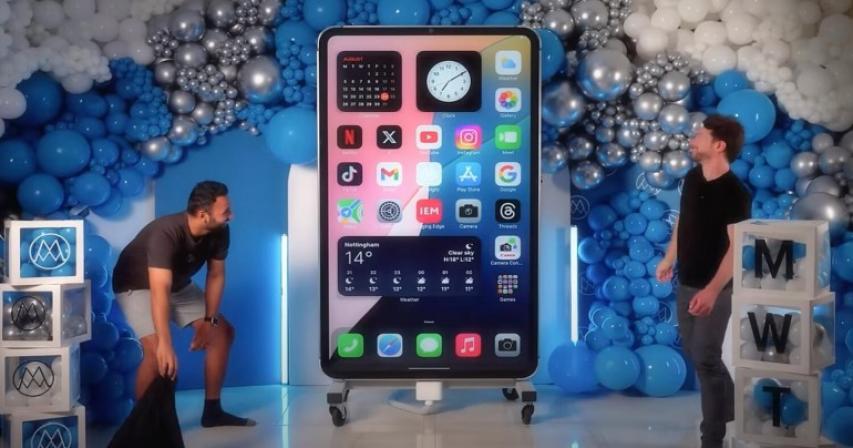 tech-youtuber-creates-world's-largest-functional-iphone
