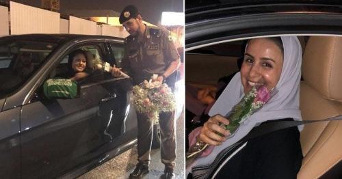 Saudi officers hand out roses to women drivers after driving ban lifted