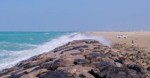 Climate: Rough ocean, waves up to 7ft high to hit UAE seaward