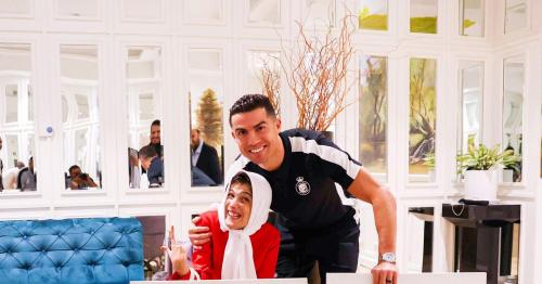 Cristiano Ronaldo had the pleasure of meeting Iranian artist Fatemeh Hamami, who gained international recognition for her viral portrait of the Al Nassr football stadium